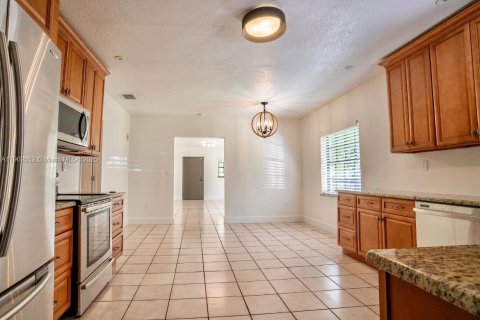 Casa en alquiler en Miami, Florida, 3 dormitorios, 220.18 m2 № 1954280 - foto 11