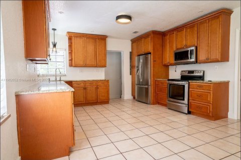 Casa en alquiler en Miami, Florida, 3 dormitorios, 220.18 m2 № 1954280 - foto 10