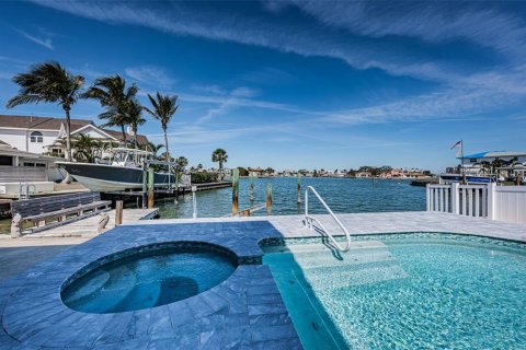 House in Saint Pete Beach, Florida 3 bedrooms, 240.9 sq.m. № 1536645 - photo 2