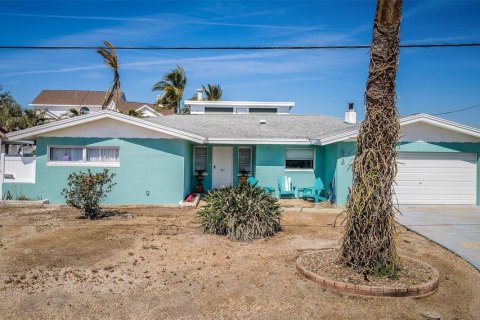 House in Saint Pete Beach, Florida 3 bedrooms, 240.9 sq.m. № 1536645 - photo 11