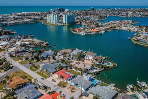 House in Saint Pete Beach, Florida 3 bedrooms, 240.9 sq.m. № 1536645 - photo 20