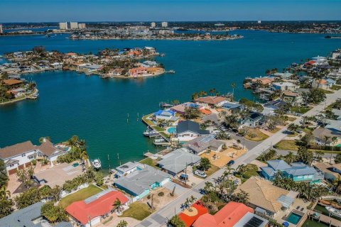 House in Saint Pete Beach, Florida 3 bedrooms, 240.9 sq.m. № 1536645 - photo 18