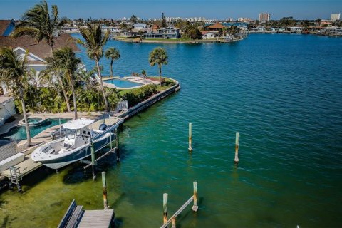 House in Saint Pete Beach, Florida 3 bedrooms, 240.9 sq.m. № 1536645 - photo 5