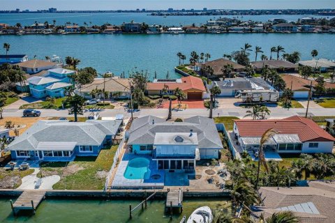 House in Saint Pete Beach, Florida 3 bedrooms, 240.9 sq.m. № 1536645 - photo 17