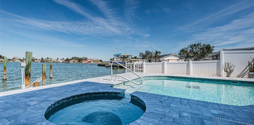 House in Saint Pete Beach, Florida 3 bedrooms, 240.9 sq.m. № 1536645