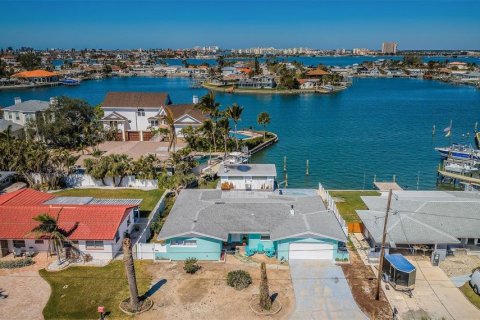 House in Saint Pete Beach, Florida 3 bedrooms, 240.9 sq.m. № 1536645 - photo 12