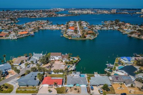 House in Saint Pete Beach, Florida 3 bedrooms, 240.9 sq.m. № 1536645 - photo 19