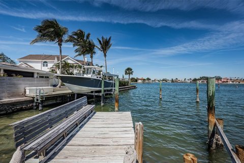 House in Saint Pete Beach, Florida 3 bedrooms, 240.9 sq.m. № 1536645 - photo 6