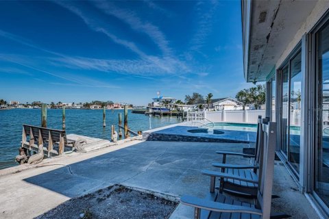 House in Saint Pete Beach, Florida 3 bedrooms, 240.9 sq.m. № 1536645 - photo 7