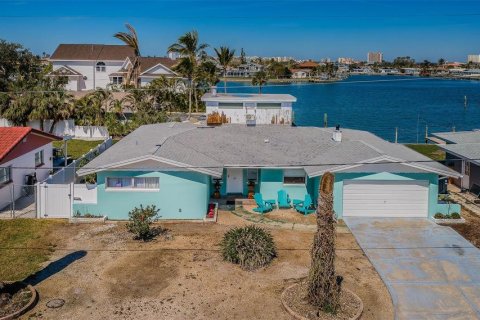 House in Saint Pete Beach, Florida 3 bedrooms, 240.9 sq.m. № 1536645 - photo 13