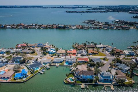 House in Saint Pete Beach, Florida 3 bedrooms, 240.9 sq.m. № 1536645 - photo 22