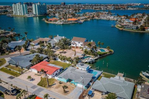 House in Saint Pete Beach, Florida 3 bedrooms, 240.9 sq.m. № 1536645 - photo 14