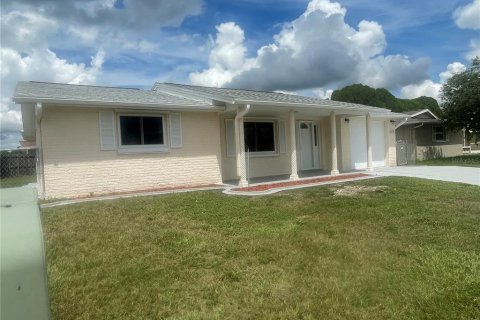 House in Port Richey, Florida 3 bedrooms, 134.71 sq.m. № 2355797
