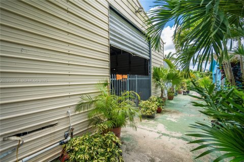 Propiedad comercial en venta en Miami, Florida № 2055161 - foto 11