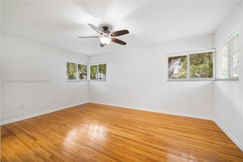 Villa ou maison à louer à Coral Gables, Floride: 3 chambres, 285.58 m2 № 1943994 - photo 24