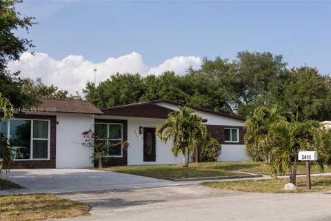 Casa en venta en West Park, Florida, 4 dormitorios, 171.22 m2 № 1945679 - foto 1