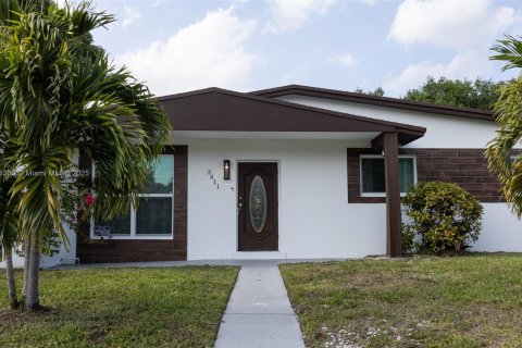 Casa en venta en West Park, Florida, 4 dormitorios, 171.22 m2 № 1945679 - foto 3
