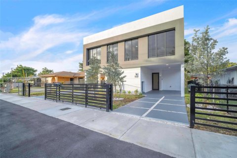 Villa ou maison à Miami, Floride 3 chambres № 2026864