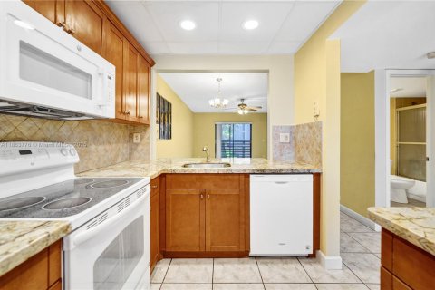 Condo in Sunrise, Florida, 2 bedrooms  № 1891251 - photo 2