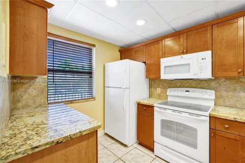 Condo in Sunrise, Florida, 2 bedrooms  № 1891251 - photo 4