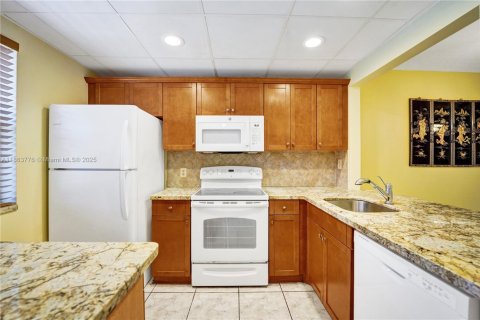 Condo in Sunrise, Florida, 2 bedrooms  № 1891251 - photo 3