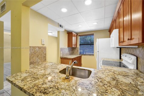 Condo in Sunrise, Florida, 2 bedrooms  № 1891251 - photo 5