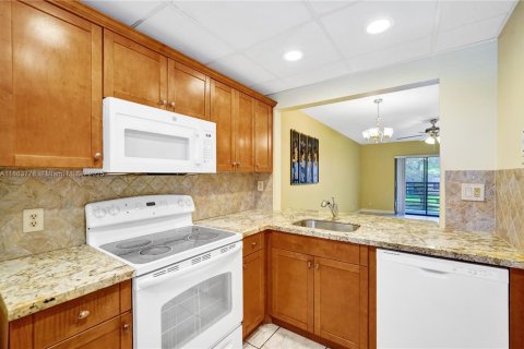 Condo in Sunrise, Florida, 2 bedrooms  № 1891251 - photo 1