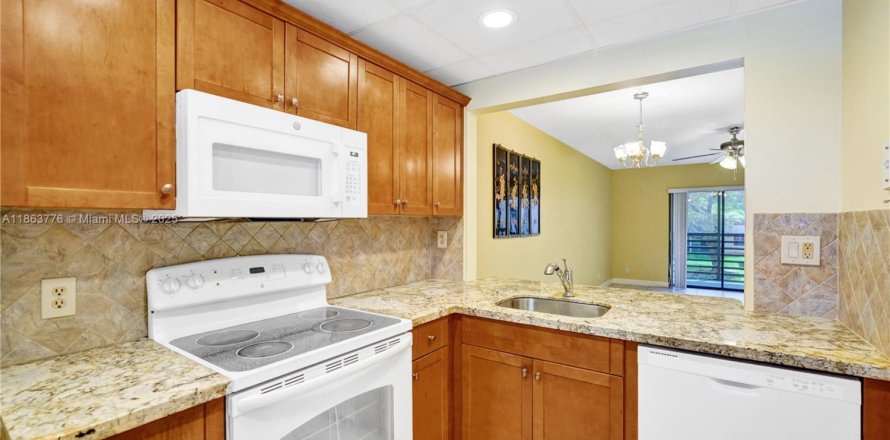 Condo in Sunrise, Florida, 2 bedrooms № 1891251