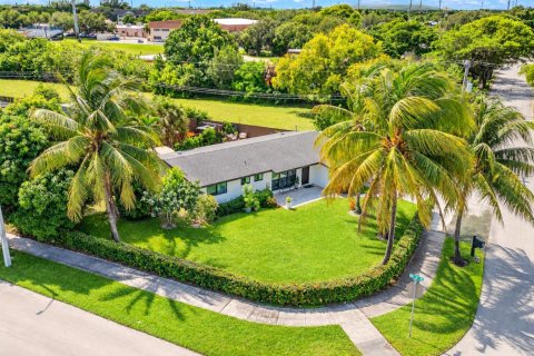 House in Deerfield Beach, Florida 3 bedrooms, 133.41 sq.m. № 2417576