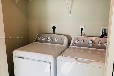 Townhouse in Florida City, Florida 3 bedrooms, 159.33 sq.m. № 1857491 - photo 21