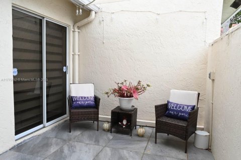 Townhouse in Weston, Florida 3 bedrooms, 130.99 sq.m. № 1693007 - photo 5