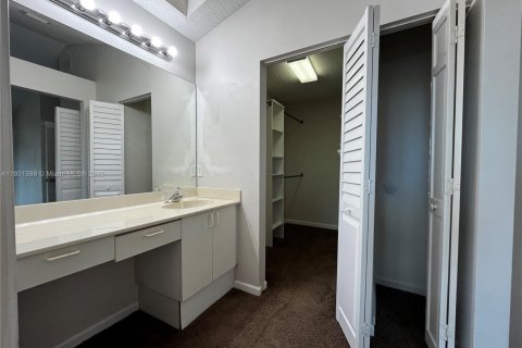 House in Boynton Beach, Florida 2 bedrooms, 169.92 sq.m. № 1953309 - photo 12
