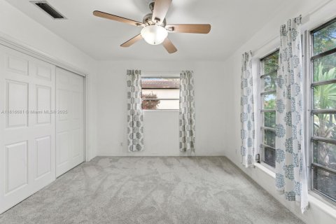 House in Hollywood, Florida 4 bedrooms, 181.44 sq.m. № 1787288 - photo 17