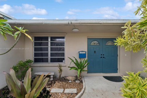 House in Hollywood, Florida 4 bedrooms, 181.44 sq.m. № 1787288 - photo 4