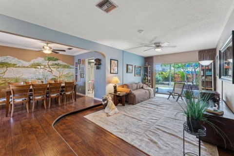 House in Hollywood, Florida 4 bedrooms, 181.44 sq.m. № 1787288 - photo 5