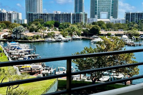 Кондоминиум с 2 спальнями в Халландейл-Бич, Флорида № 2047163