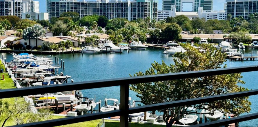 Кондоминиум с 2 спальнями в Халландейл-Бич, Флорида № 2047163