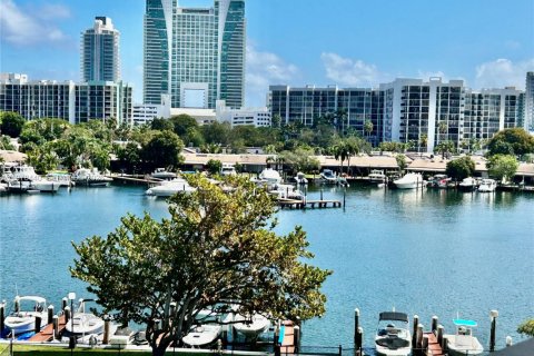 Купить кондоминиум в Халландейл-Бич, Флорида 2 спальни, 96.62м2, № 2047163 - фото 3