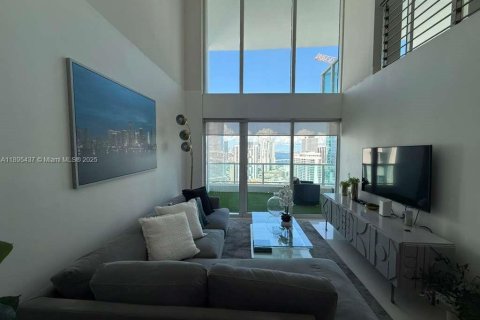 Condominio en alquiler en Miami, Florida, 2 dormitorios, 140.28 m2 № 1947648 - foto 3