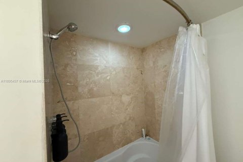 Condominio en alquiler en Miami, Florida, 2 dormitorios, 140.28 m2 № 1947648 - foto 17