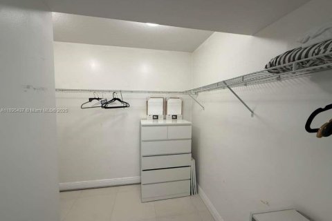 Condominio en alquiler en Miami, Florida, 2 dormitorios, 140.28 m2 № 1947648 - foto 15
