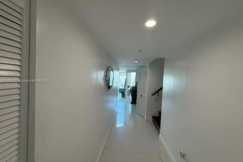 Condominio en alquiler en Miami, Florida, 2 dormitorios, 140.28 m2 № 1947648 - foto 7