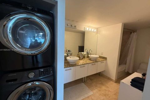 Condominio en alquiler en Miami, Florida, 2 dormitorios, 140.28 m2 № 1947648 - foto 18