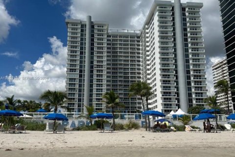 Condominio en Hallandale Beach, Florida, 2 dormitorios № 2078792