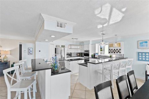 House in Saint Pete Beach, Florida 5 bedrooms, 380.53 sq.m. № 2206618 - photo 19