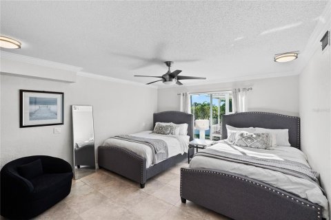 House in Saint Pete Beach, Florida 5 bedrooms, 380.53 sq.m. № 2206618 - photo 25