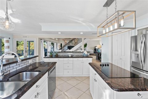 House in Saint Pete Beach, Florida 5 bedrooms, 380.53 sq.m. № 2206618 - photo 17