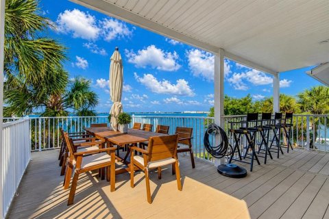 House in Saint Pete Beach, Florida 5 bedrooms, 380.53 sq.m. № 2206618 - photo 24