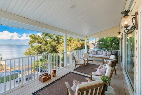 House in Saint Pete Beach, Florida 5 bedrooms, 380.53 sq.m. № 2206618 - photo 30
