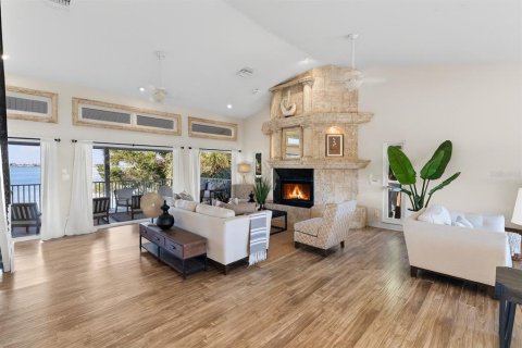 House in Saint Pete Beach, Florida 5 bedrooms, 380.53 sq.m. № 2206618 - photo 9